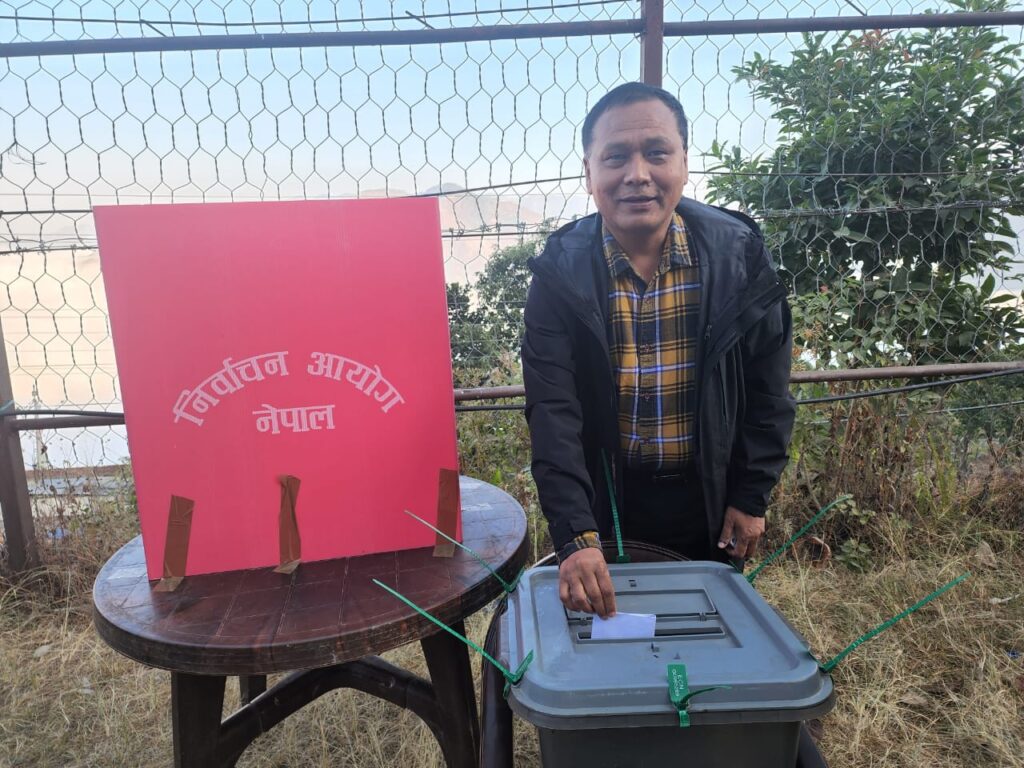 कुलमान घिसिङले रामेछापको डहु मतदान केन्द्रबाट मतदान गरे