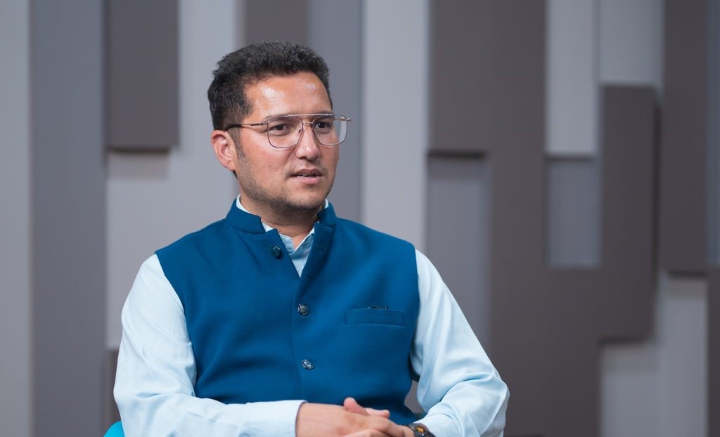 सडकका सत्याग्रही पुकार बम अब संसदमा, काठमाडौं–४ बाट फराकिलो मतान्तरले विजयी