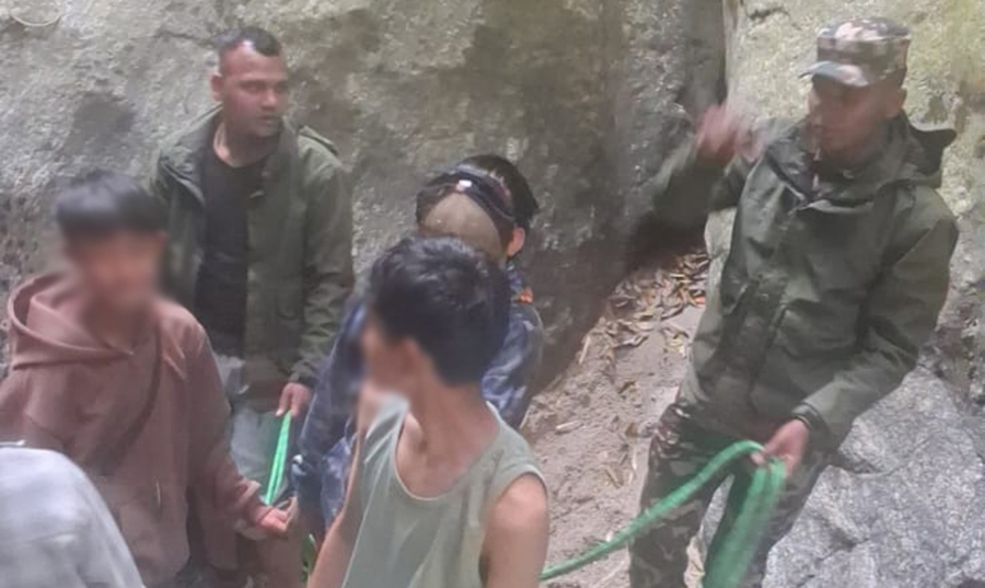 शिवपुरी–नागार्जुन निकुञ्जमा फसेका दुई बालकको सेनाद्वारा उद्धार