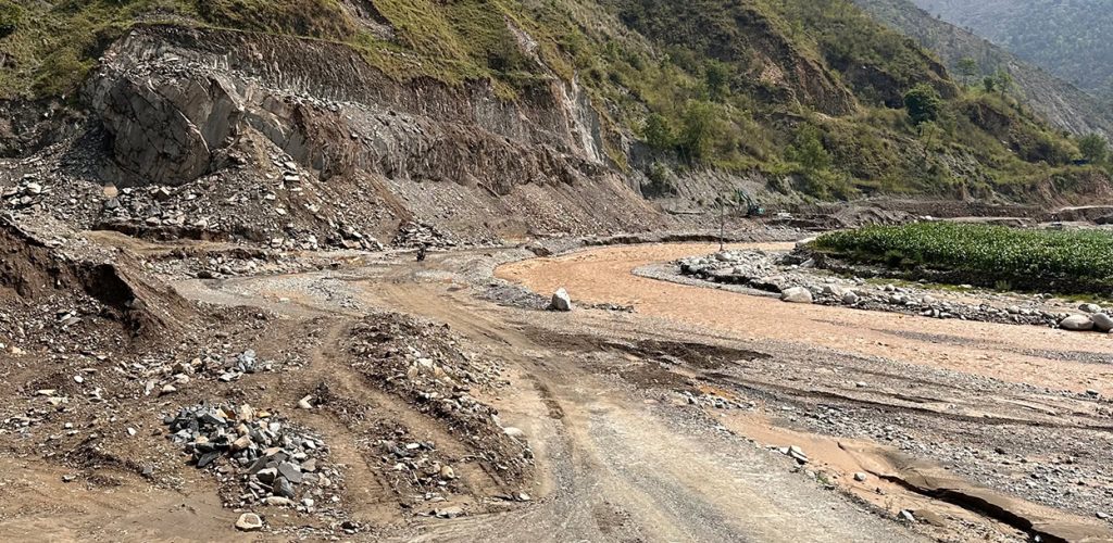 वर्षाका कारण पहिरो: विभिन्न राजमार्ग अवरुद्ध