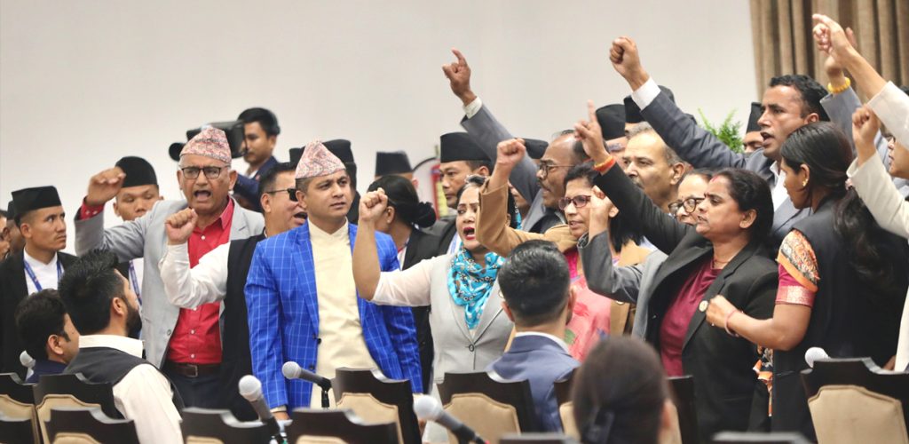 प्रधानमन्त्रीको अनुपस्थितिले संसद् अवरुद्ध : जनताका एजेण्डा ओझेलमा संक्षिप्त सारांश